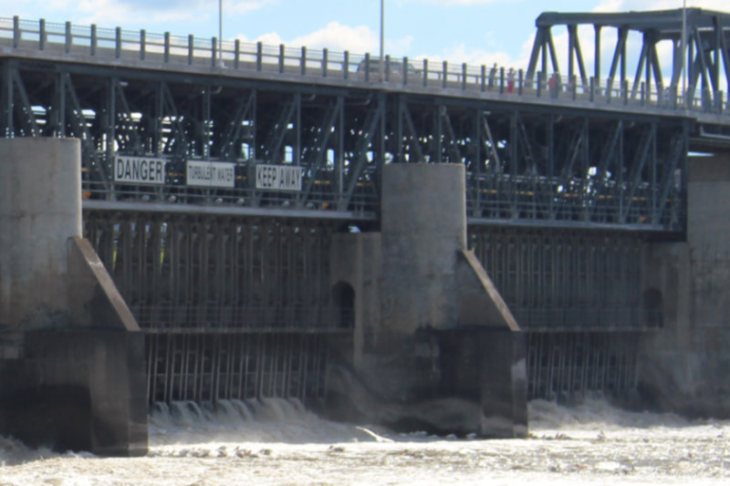 Moveable curtain style Caméré bridge and dam