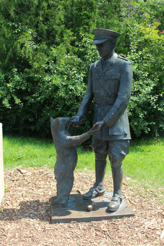 Statue of Harry Colebourn and his bear Winnie