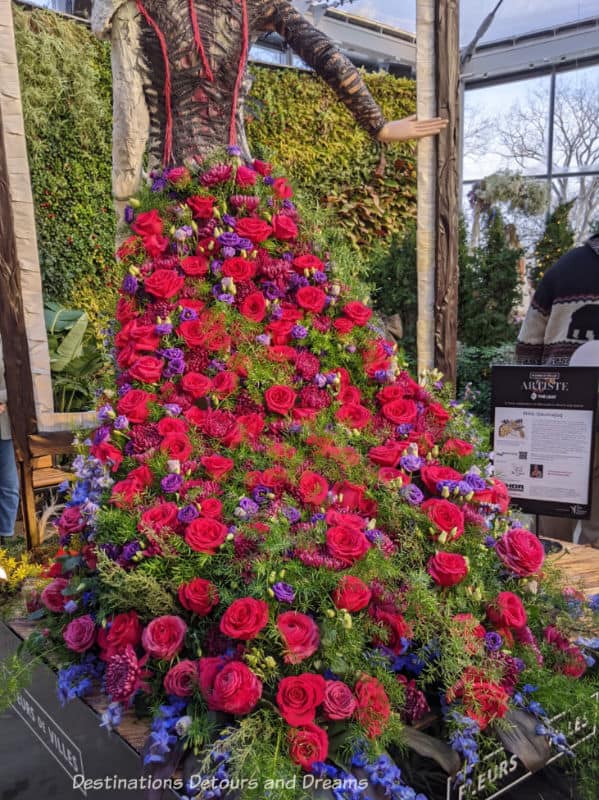 Dress train of red roses 